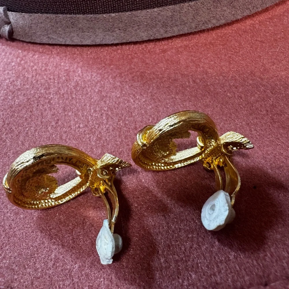 Escada Signed Vintage Gold Tone Ribbon Knot Clip On Earrings - Picture 4 of 5